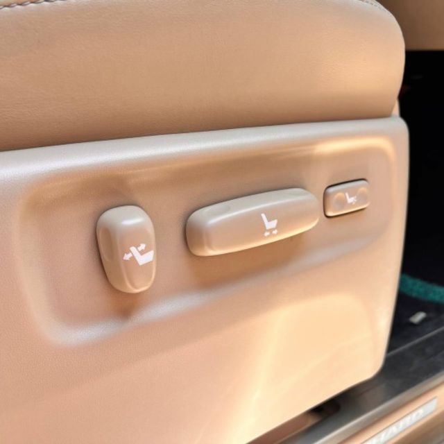 旗艦七人座 Alphard 一直是商務接待與家庭用車的經典代表。一部真正懂得享受移動過程的豪華 MPV。  第10張相片