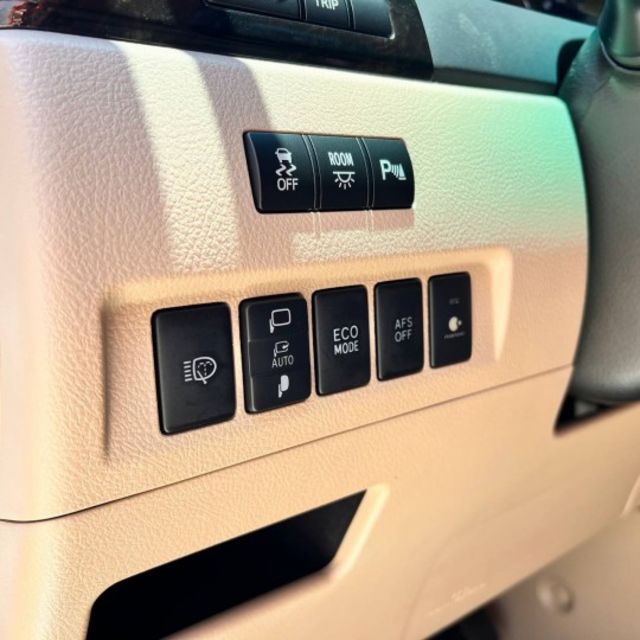 旗艦七人座 Alphard 一直是商務接待與家庭用車的經典代表。一部真正懂得享受移動過程的豪華 MPV。  第13張相片