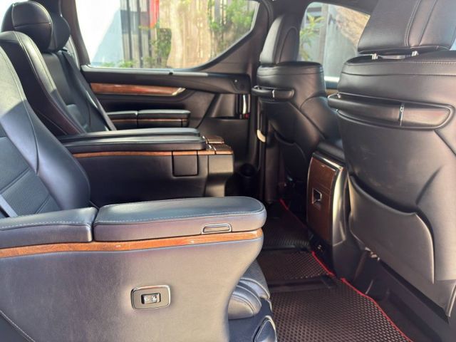 Executive Lounge頂級尊榮座艙 電動航空座椅、JBL頂級音響、後座獨立影音娛樂系統與三區恆溫空調  第8張相片