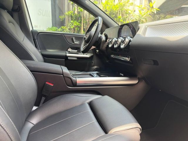 總代理  里程僅4.3萬公里 車況綿密 精品級養護 比新車更划算，卻依然保有歐系精品的質感與科技  第7張相片