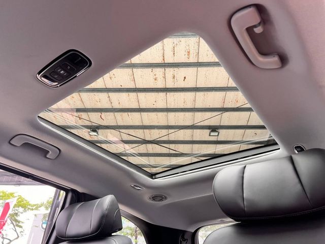 七人座  ACC主動跟車系統  車道維持輔助系統  360環景影像 電動尾門 全景天窗  第17張相片