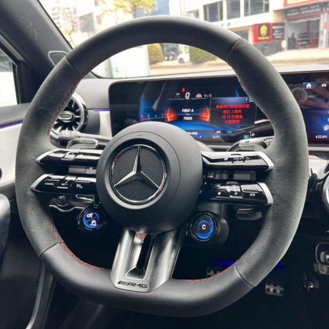 AMG A35 4MATIC 摘星版 近乎新車的性能美學 【純正 AMG 性能底蘊】 為懂車、講究質感的你而存在  第8張相片
