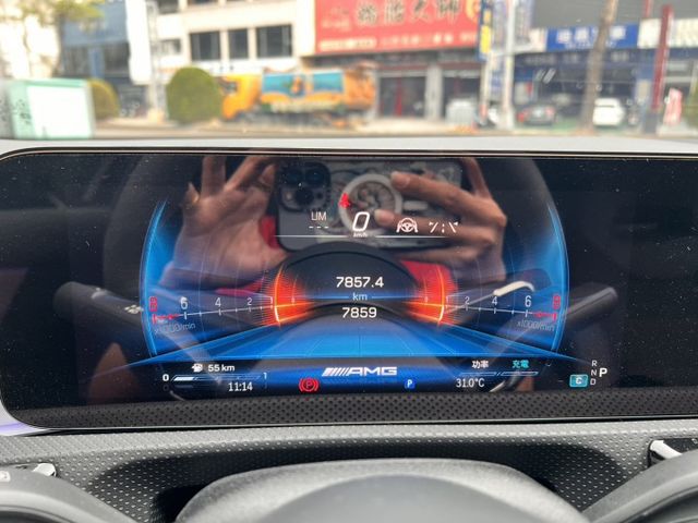 AMG A35 4MATIC 摘星版 近乎新車的性能美學 【純正 AMG 性能底蘊】 為懂車、講究質感的你而存在  第13張相片