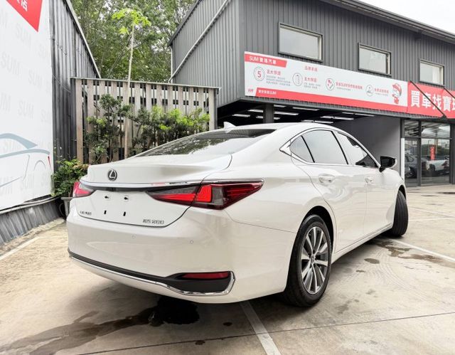 頂級版 不是每台中大型房車，都能同時做到「舒適、體面、耐開、又讓人安心」Lexus ES 正是許多業務主管的選擇  第2張相片