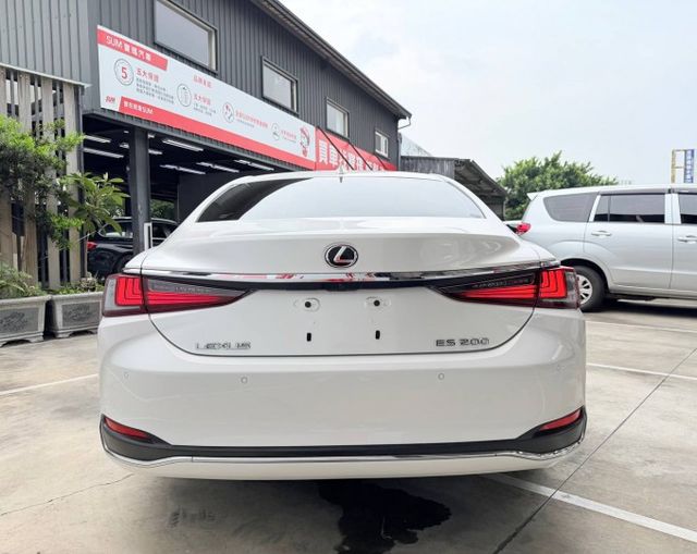 頂級版 不是每台中大型房車，都能同時做到「舒適、體面、耐開、又讓人安心」Lexus ES 正是許多業務主管的選擇  第4張相片