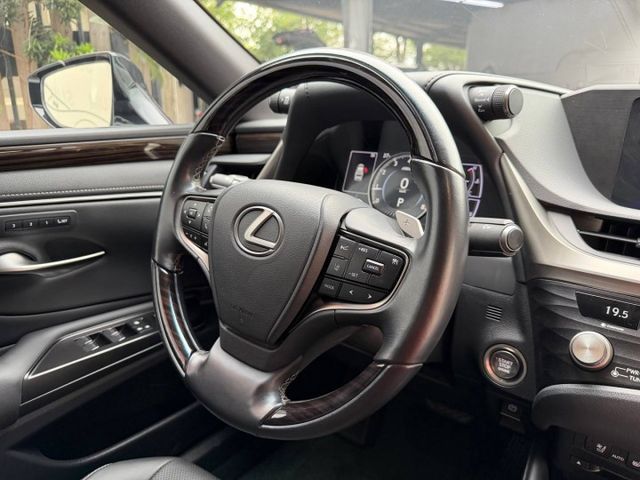 頂級版 不是每台中大型房車，都能同時做到「舒適、體面、耐開、又讓人安心」Lexus ES 正是許多業務主管的選擇  第9張相片