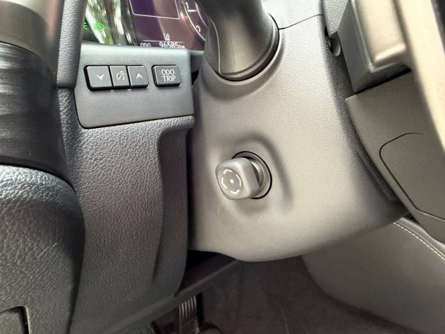 頂級版 不是每台中大型房車，都能同時做到「舒適、體面、耐開、又讓人安心」Lexus ES 正是許多業務主管的選擇  第13張相片