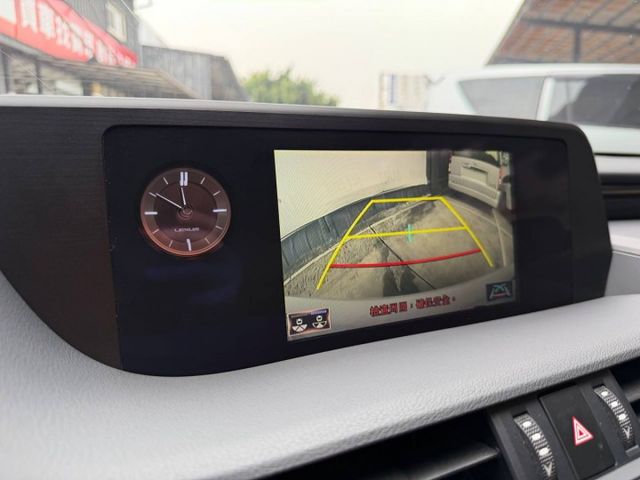 頂級版 不是每台中大型房車，都能同時做到「舒適、體面、耐開、又讓人安心」Lexus ES 正是許多業務主管的選擇  第16張相片