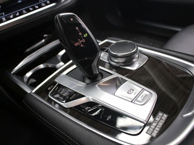 16式 G11 BMW旗艦級房車 額外加選香氛套件 18向電動冷熱椅 HUD抬顯 智慧型鑰匙  豪華大氣等董仔來試  第9張相片