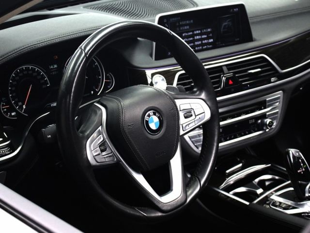 16式 G11 BMW旗艦級房車 額外加選香氛套件 18向電動冷熱椅 HUD抬顯 智慧型鑰匙  豪華大氣等董仔來試  第15張相片
