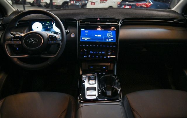 韓系熱賣SUV~新古車僅跑一萬原廠保固中~LV2全速域跟車+車道置中+數位儀表+手機投影+倒車顯影~買新車不如買這台!  第16張相片