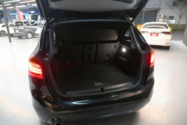 與新車百萬價差輕鬆入主BMW～小改款~升級SPORTline套件+17鋁圈＋雙前電動椅＋倒車顯影＋電尾門～滿滿配備快搶購  第9張相片