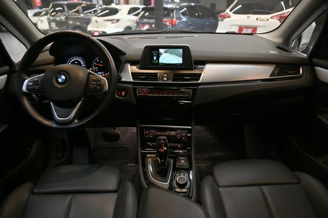 與新車百萬價差輕鬆入主BMW～小改款~升級SPORTline套件+17鋁圈＋雙前電動椅＋倒車顯影＋電尾門～滿滿配備快搶購  第16張相片