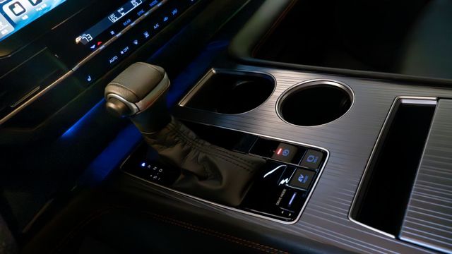 家庭移動城堡XSE運動版~跑6萬定期保養~TSS主動跟車+車偏輔助+360環景+足踢側滑門電尾門+升級高階主機配滿~快搶  第13張相片