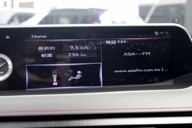 全台限量50台~僅跑3萬~F版專屬外觀套件~9吋螢幕~抬顯~DRCC跟車~QI無線充電~吸附式電尾~可享低利全額貸~快搶  第19張相片