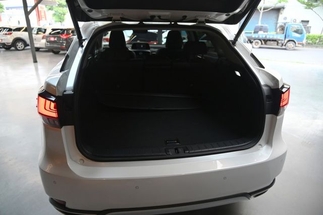 原裝進口極美車況~原廠紀錄新車保固中僅走4萬~主動跟車+車偏輔助+倒車顯影+手機投影+QI充電+電尾門~認證原鈑速洽預約  第9張相片