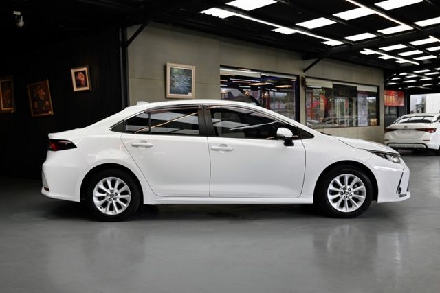 銷售冠軍家庭房車~原廠紀錄 超低里程僅4萬~ACC跟車+車道偏移警示+倒車顯影+循跡防滑+胎壓偵測+藍芽音樂~全台保固~  第3張相片