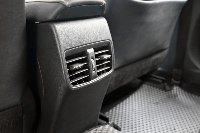 銷售冠軍家庭房車~原廠紀錄 超低里程僅4萬~ACC跟車+車道偏移警示+倒車顯影+循跡防滑+胎壓偵測+藍芽音樂~全台保固~  第15張相片