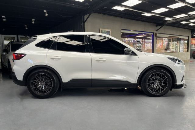 賣一台少一台同級主動安全最滿~原廠3+3保固中僅跑4萬~ACC跟車+360環景+車道維持輔助+電動座椅+加裝尾翼+前大包  第2張相片