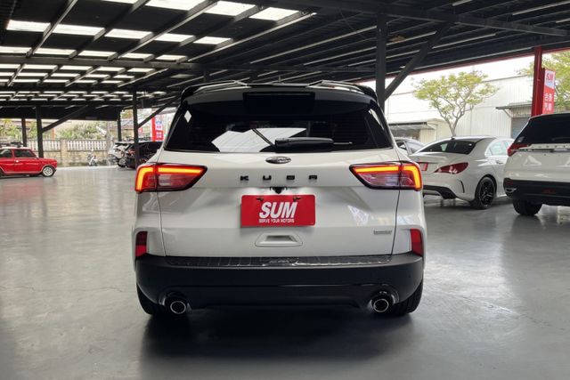 賣一台少一台同級主動安全最滿~原廠3+3保固中僅跑4萬~ACC跟車+360環景+車道維持輔助+電動座椅+加裝尾翼+前大包  第3張相片