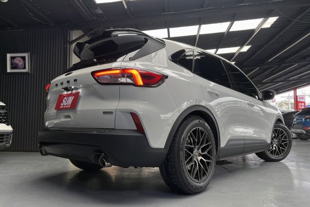 賣一台少一台同級主動安全最滿~原廠3+3保固中僅跑4萬~ACC跟車+360環景+車道維持輔助+電動座椅+加裝尾翼+前大包  第4張相片