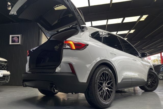 賣一台少一台同級主動安全最滿~原廠3+3保固中僅跑4萬~ACC跟車+360環景+車道維持輔助+電動座椅+加裝尾翼+前大包  第5張相片