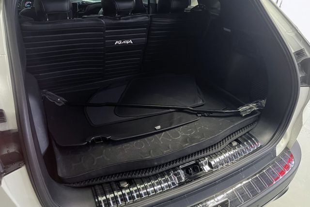 賣一台少一台同級主動安全最滿~原廠3+3保固中僅跑4萬~ACC跟車+360環景+車道維持輔助+電動座椅+加裝尾翼+前大包  第6張相片