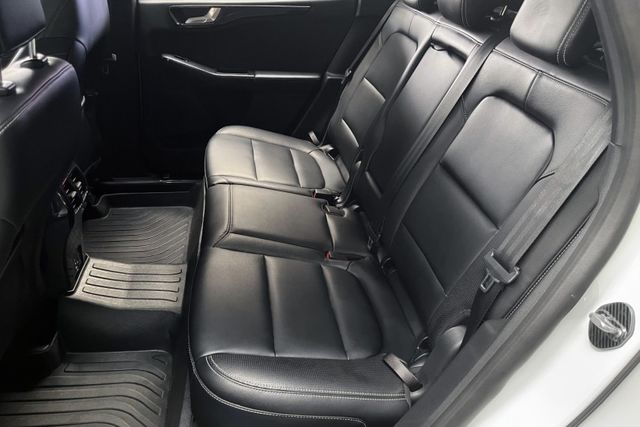 賣一台少一台同級主動安全最滿~原廠3+3保固中僅跑4萬~ACC跟車+360環景+車道維持輔助+電動座椅+加裝尾翼+前大包  第11張相片