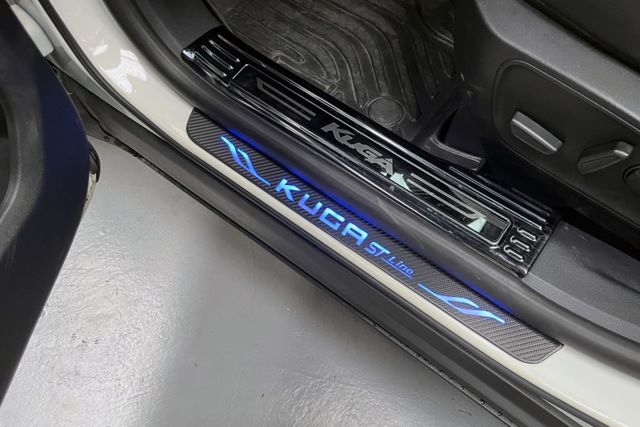 賣一台少一台同級主動安全最滿~原廠3+3保固中僅跑4萬~ACC跟車+360環景+車道維持輔助+電動座椅+加裝尾翼+前大包  第19張相片