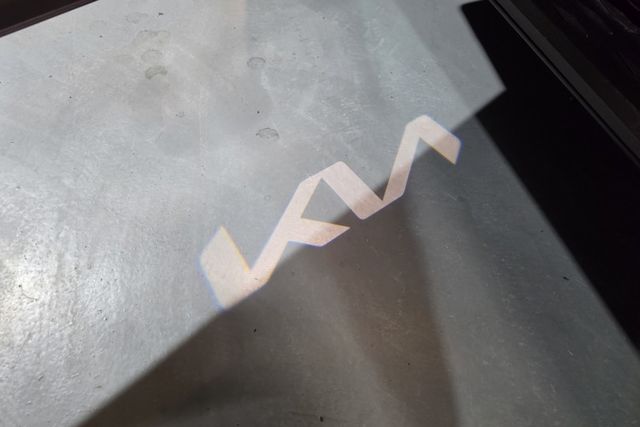 最頂規X-LINE AWD~超低里程只走5千新車保固原廠紀錄~跟新車只有差價買到賺到~加裝原廠行李架+加裝雙側踏板~超香  第19張相片