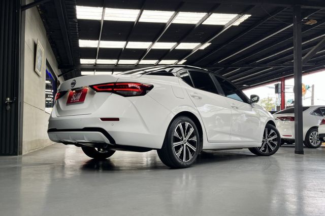 沒看錯就這麼新TWO-TONE雙色~就只跑9千公里原廠紀錄新車保固中~ACC跟車+360環景+車偏警示+CARPLAY~  第4張相片