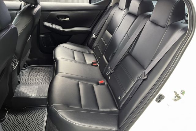 沒看錯就這麼新TWO-TONE雙色~就只跑9千公里原廠紀錄新車保固中~ACC跟車+360環景+車偏警示+CARPLAY~  第10張相片