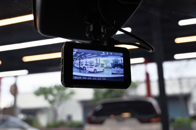 CC也可以很帥~定期保養認證原鈑件~升級鋁圈.降避震.升級前保+ACC自動跟車+車偏警示+倒車顯影+行車紀錄器+胎壓偵測  第14張相片