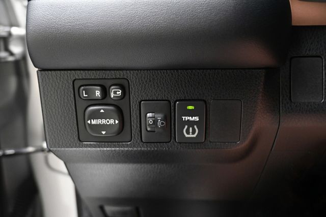 日本原裝進口高CP高妥善~定期保養一年僅跑一萬~定速巡航+倒車顯影+電折後視鏡+抬頭顯示+雙前按摩椅+駕駛座電動調整~  第20張相片