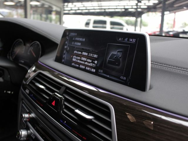 新車400萬現在70幾萬開回家~前大老闆坐駕董仔換您當~16向電調冷熱通風椅+全車香氛套件+無線CARPLAY~超美快搶  第17張相片