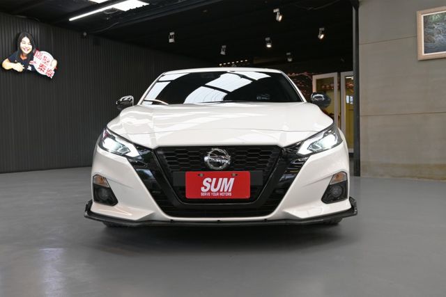 低調裡藏著狠勁~原廠保養記錄認證原鈑件~ACC跟車+電動加熱椅+360環景影像+抬頭顯示器+南極星測速器+CARPLAY  第2張相片
