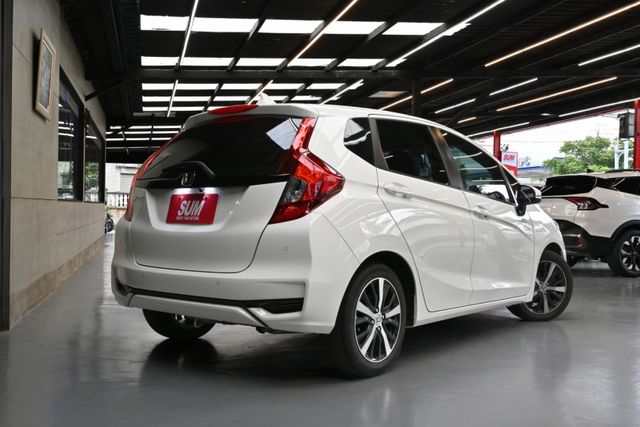高CP代步小車~低里程僅跑4萬定期保養~定速巡航+倒車顯影+衛星導航+盲點偵測+加裝獨立胎壓偵測+雷達偵測+行車紀錄器~  第5張相片