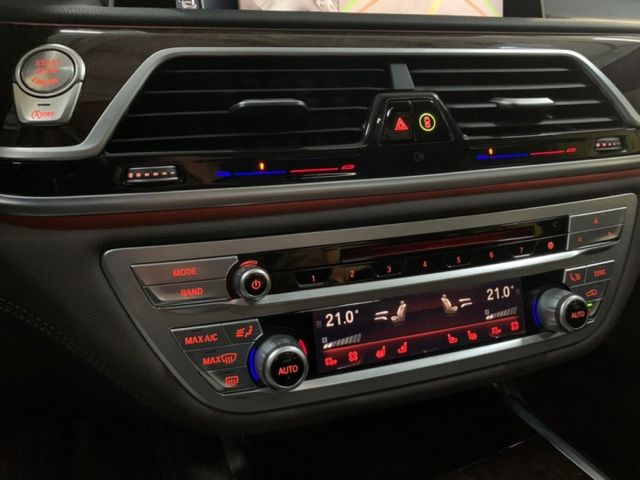 2016年750LI✅全景天窗 ✅抬頭顯示器 ✅衛星導航 ✅環景/倒車顯影 ✅盲點偵測 ✅後座影音系統  第7張相片