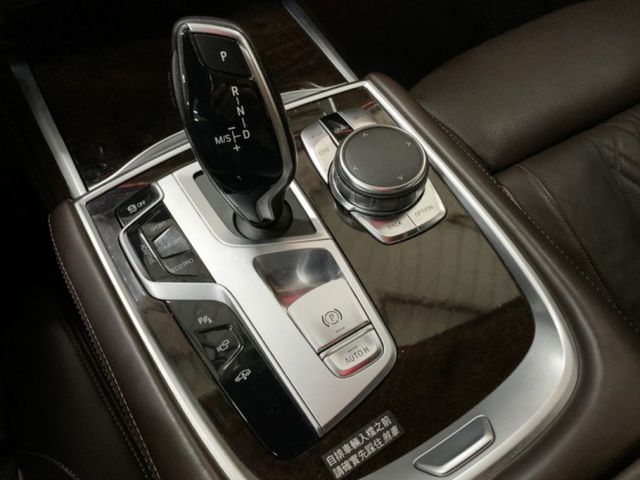 2016年750LI✅全景天窗 ✅抬頭顯示器 ✅衛星導航 ✅環景/倒車顯影 ✅盲點偵測 ✅後座影音系統  第8張相片