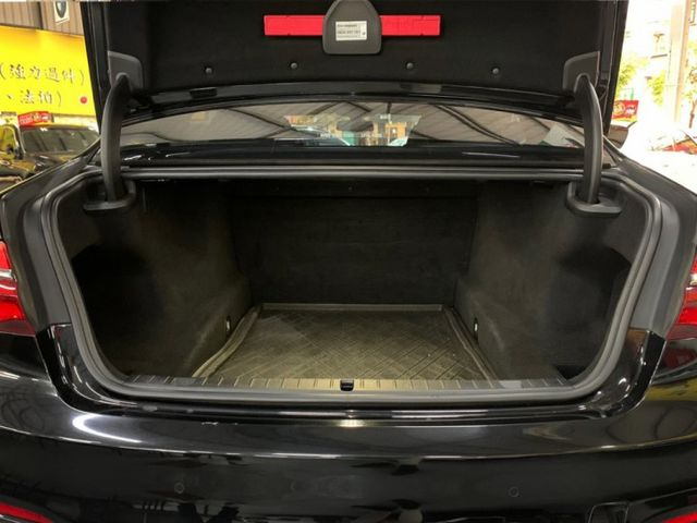 2016年750LI✅全景天窗 ✅抬頭顯示器 ✅衛星導航 ✅環景/倒車顯影 ✅盲點偵測 ✅後座影音系統  第16張相片