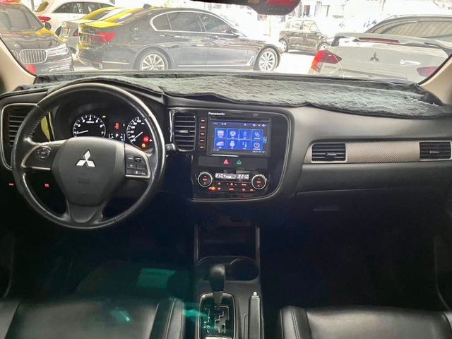 2016年OUTLANDER ✅華貴型✅I KEY✅衛星導航✅倒車顯影✅雙區恆溫✅電動天窗✅循跡防滑✅方向盤快控鍵  第5張相片