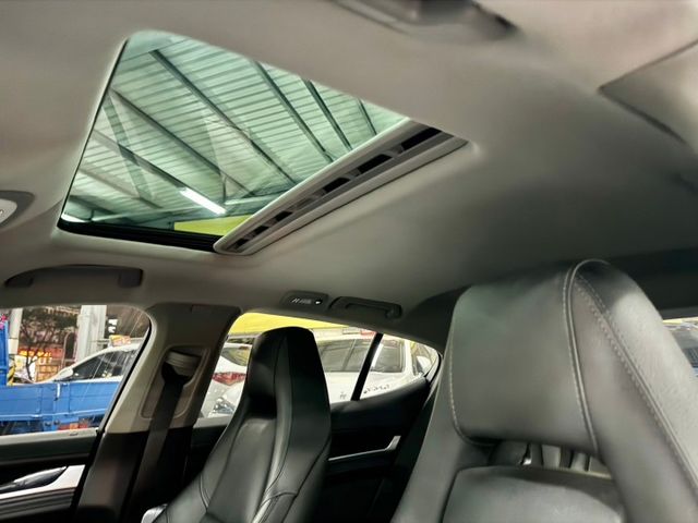 ✅3.0 S版 ✅跑車計時 ✅BOSE音響 ✅電動升降尾翼 ✅電熱通風座椅 ✅倒車顯影 ✅電動天窗  第10張相片