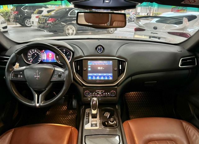 GHIBLI DIESEL ✅僅跑2.4萬公里 ✅定速 ✅倒車顯影 ✅雙區恆溫 ✅電動天窗 ✅電動腰靠 ✅駕駛座記憶座椅  第5張相片