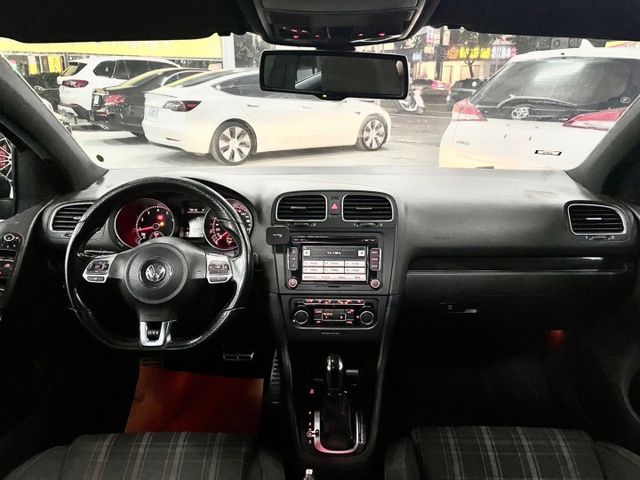 2012年GOLF GTI✅方向盤快控✅電動後視鏡✅定速✅換檔撥片✅自動感應頭燈✅天窗  第5張相片