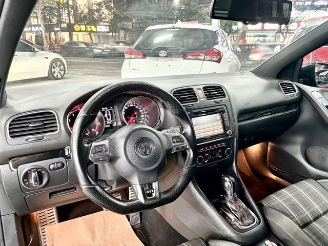 2012年GOLF GTI✅方向盤快控✅電動後視鏡✅定速✅換檔撥片✅自動感應頭燈✅天窗  第10張相片