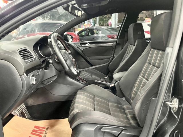 2012年GOLF GTI✅方向盤快控✅電動後視鏡✅定速✅換檔撥片✅自動感應頭燈✅天窗  第14張相片