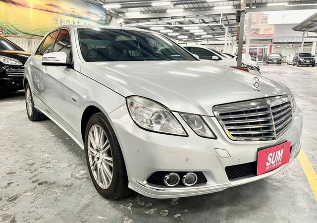 2011年E200✅倒車雷達✅方向盤快控✅定速✅天窗✅雙區恆溫✅自動感應頭燈✅電折後視鏡✅雙前電動座椅  第2張相片