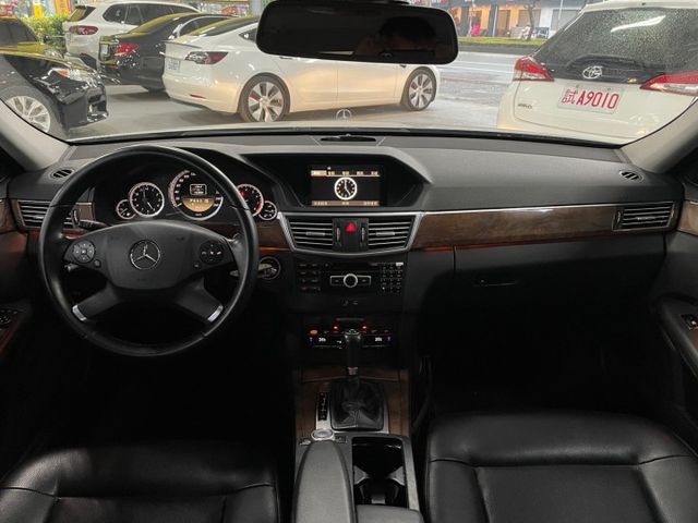 2011年E200✅倒車雷達✅方向盤快控✅定速✅天窗✅雙區恆溫✅自動感應頭燈✅電折後視鏡✅雙前電動座椅  第5張相片