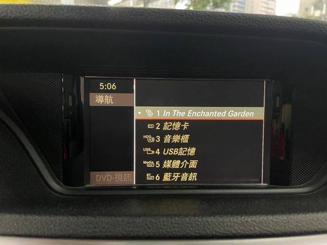 2011年E200✅倒車雷達✅方向盤快控✅定速✅天窗✅雙區恆溫✅自動感應頭燈✅電折後視鏡✅雙前電動座椅  第9張相片