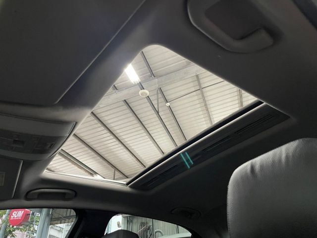 2011年E200✅倒車雷達✅方向盤快控✅定速✅天窗✅雙區恆溫✅自動感應頭燈✅電折後視鏡✅雙前電動座椅  第15張相片